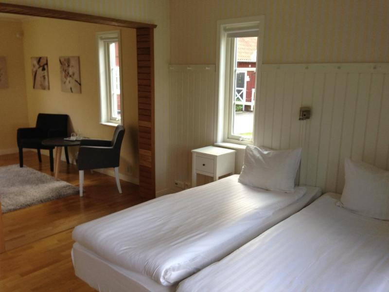 Standard Twin Room image 4
