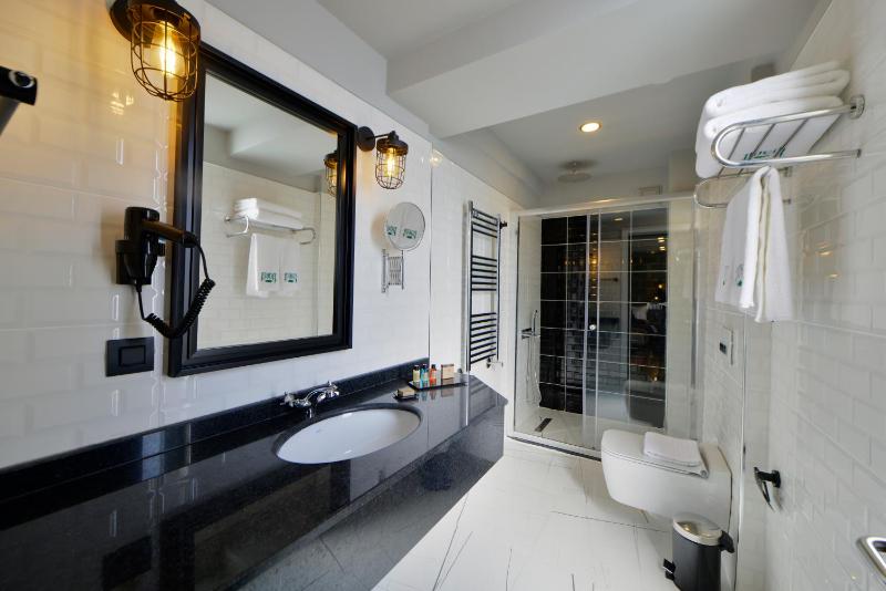 Premier Room with Patio image 2