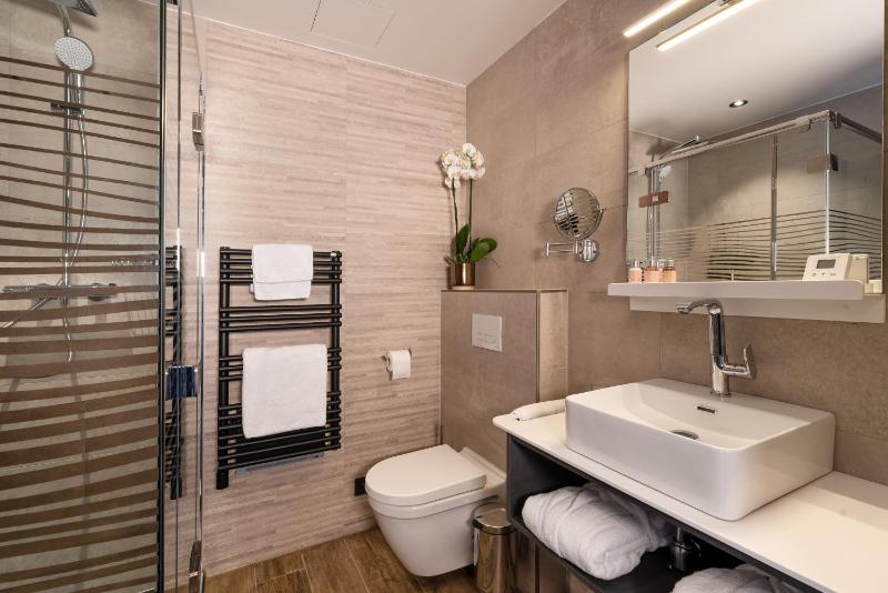 Standard Twin Room image 3