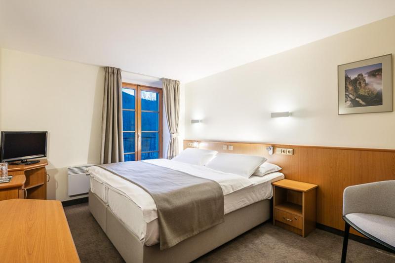 Small Double or Twin Room image 3