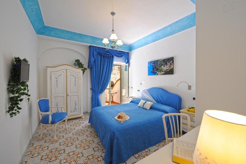 Double Room with Balcony and Partial Sea View image 2