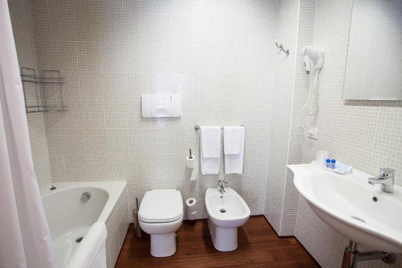 Twin Room image 4