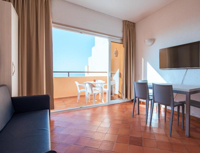 One-Bedroom Apartment with Sea View image 4
