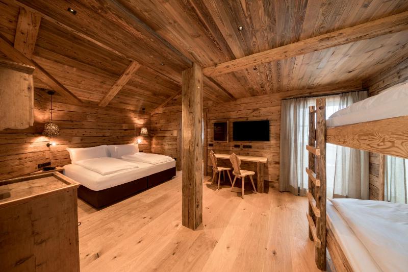 Junior Suite with Mountain View image 3