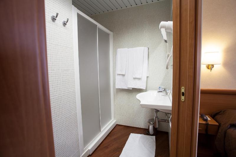 Quadruple Room image 2