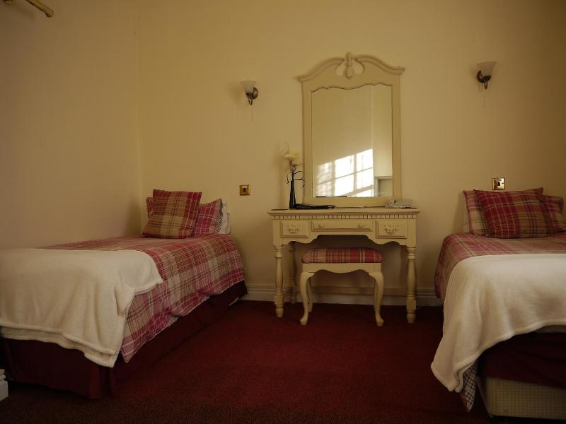 Twin Room image 3