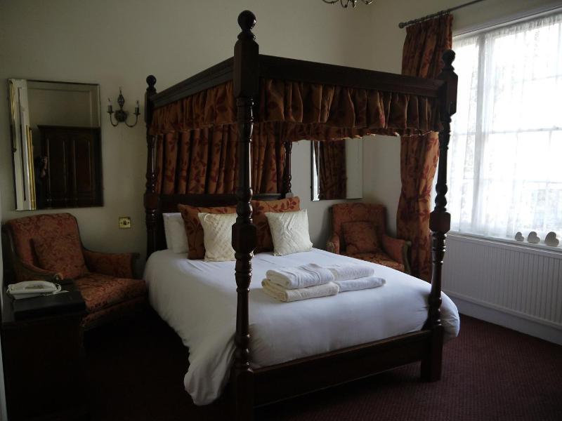 Executive Double Room with Four Poster Bed image 3