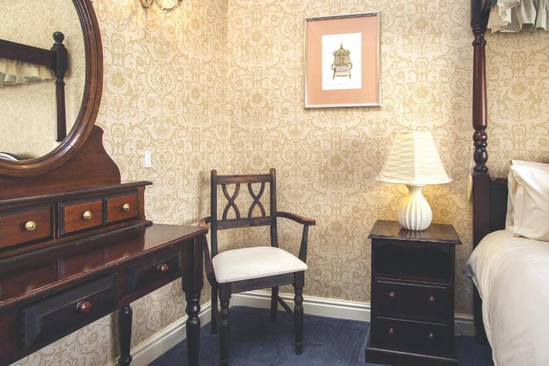 Executive Double Room with Four Poster Bed image 4