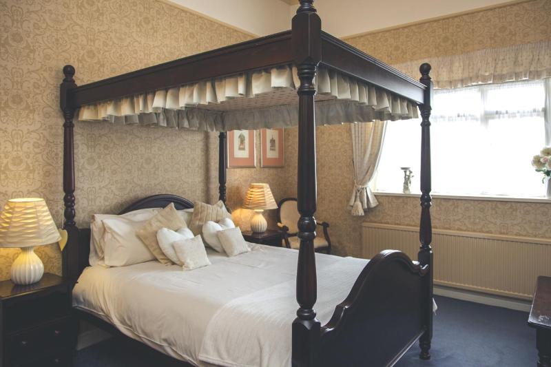 Executive Double Room with Four Poster Bed image 1