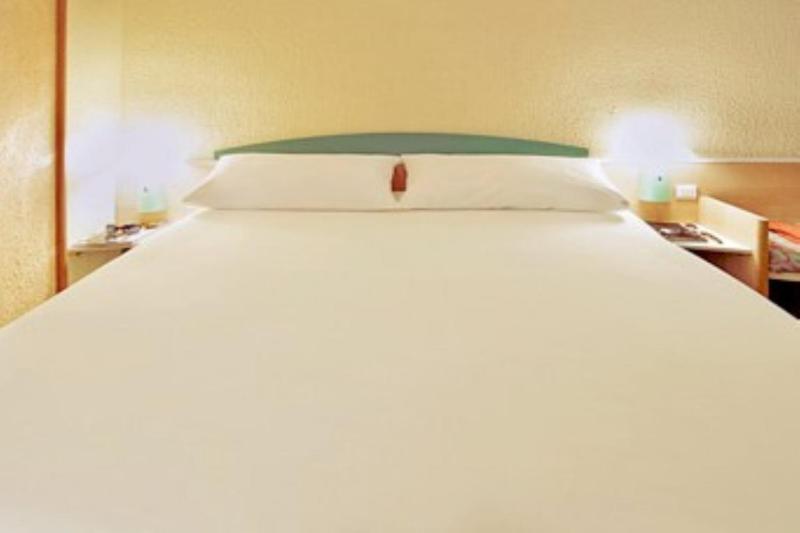 Standard Double Room image 3