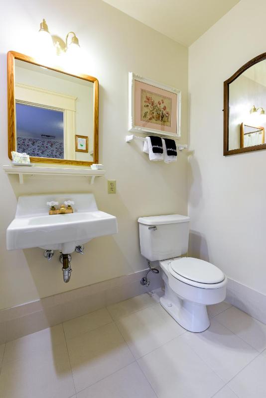 King Room with Garden View image 4