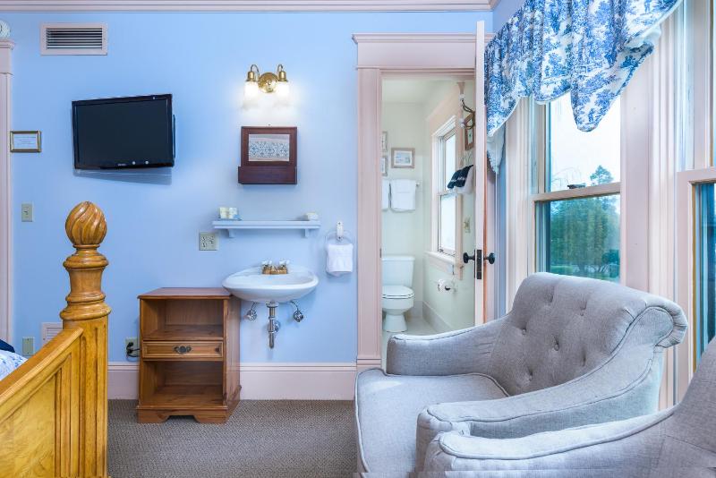 King Room with Mountain View image 4