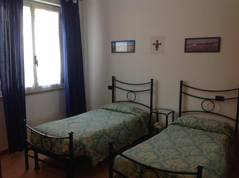 Large Twin Room image 2