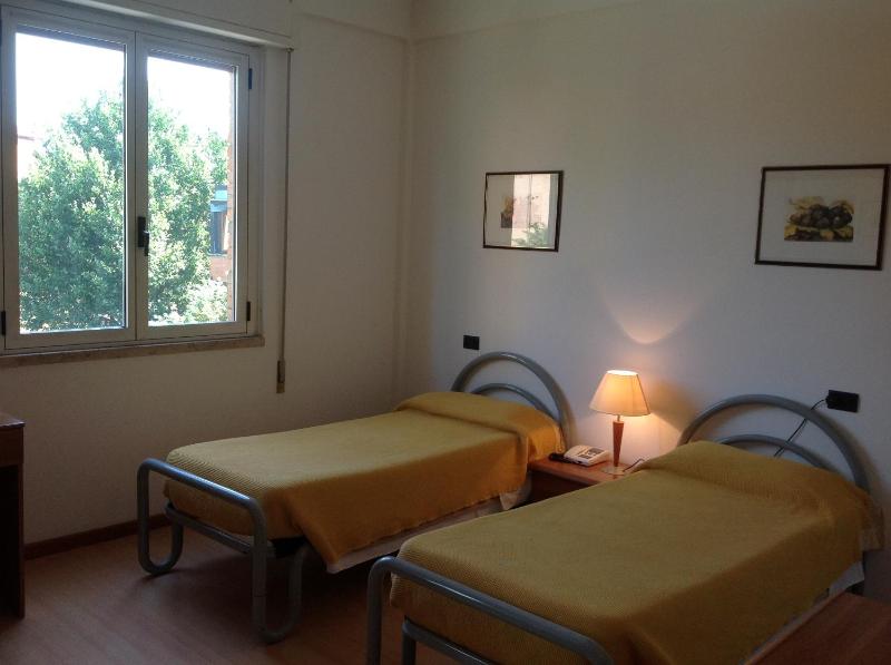 Large Twin Room image 3
