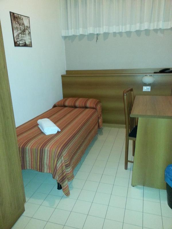 Single Room image 4