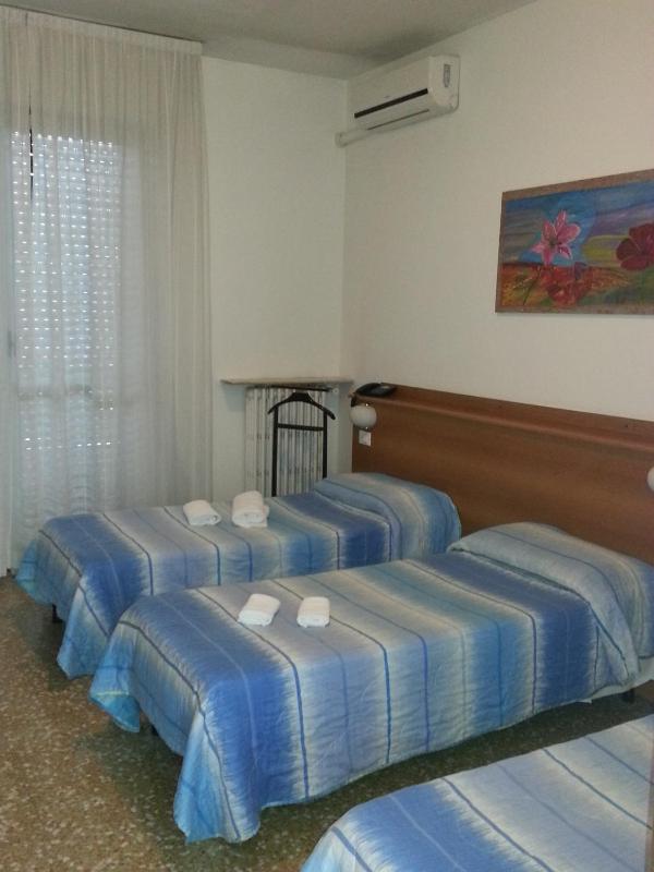 Triple Room with Balcony image 2