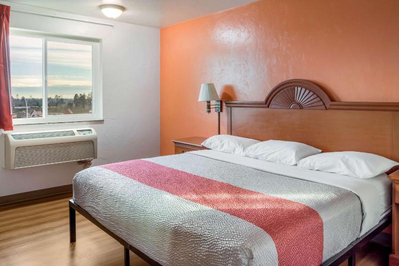 Deluxe King Room - Non-Smoking image 1