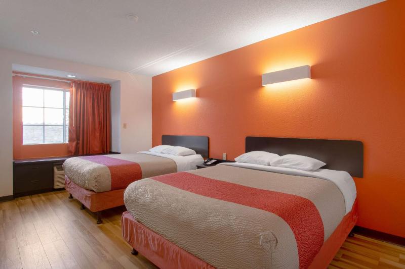 Queen Room with Two Queen Beds - Non-Smoking image 4