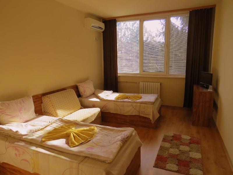 Twin Room image 4