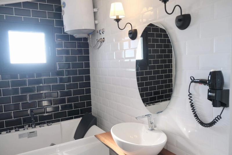 King Suite with Spa Bath image 1