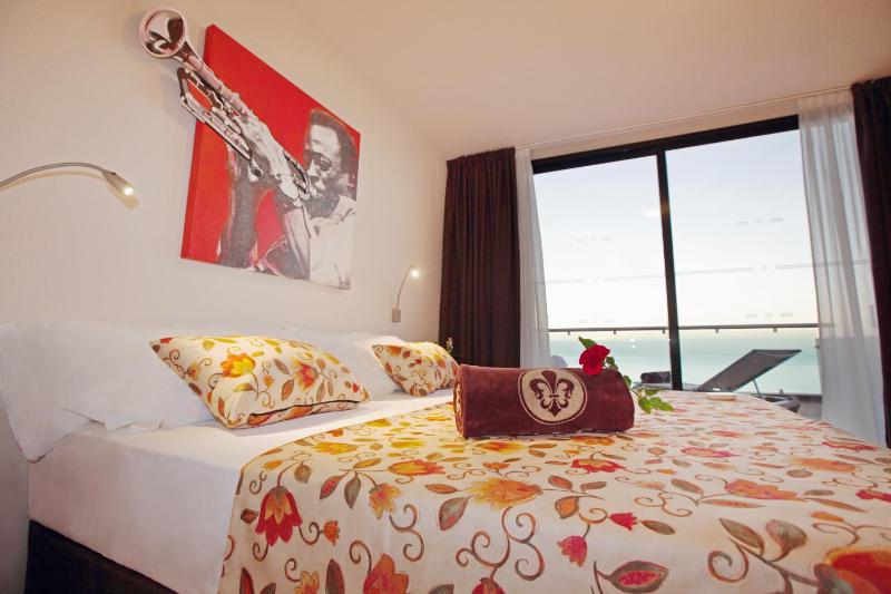One-Bedroom Apartment (4 Adults) with Sea View image 1