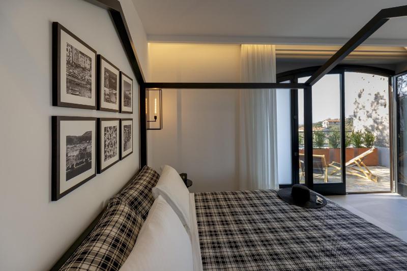 Deluxe Double Room with Patio and Sea View image 3
