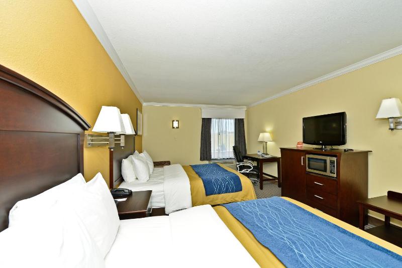 Queen Room with Two Queen Beds - Non-Smoking image 2