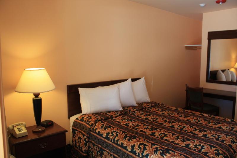 Queen Room image 2