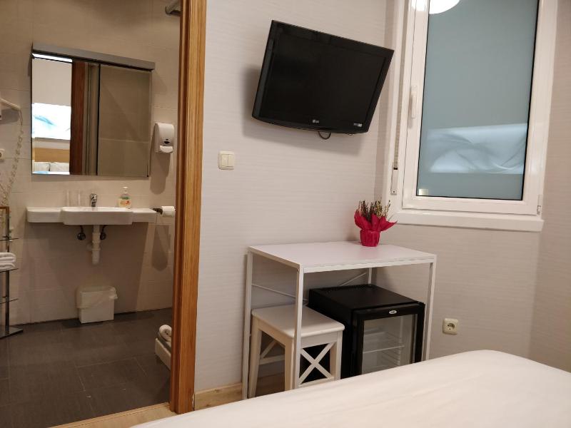 Single Room with Private Bathroom image 2