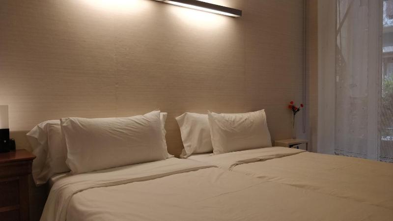 Twin Room with Private Bathroom image 1