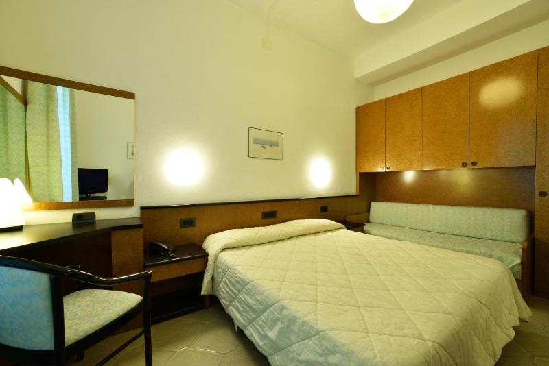 Large Double Room image 4