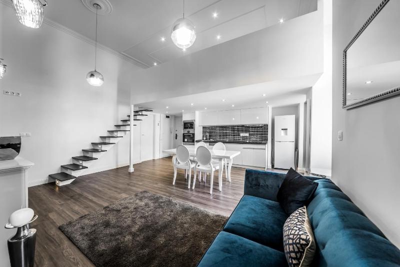 Central Elegance Aircon Apartment - image 3