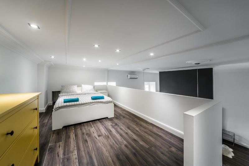 Central Elegance Aircon Apartment - image 5