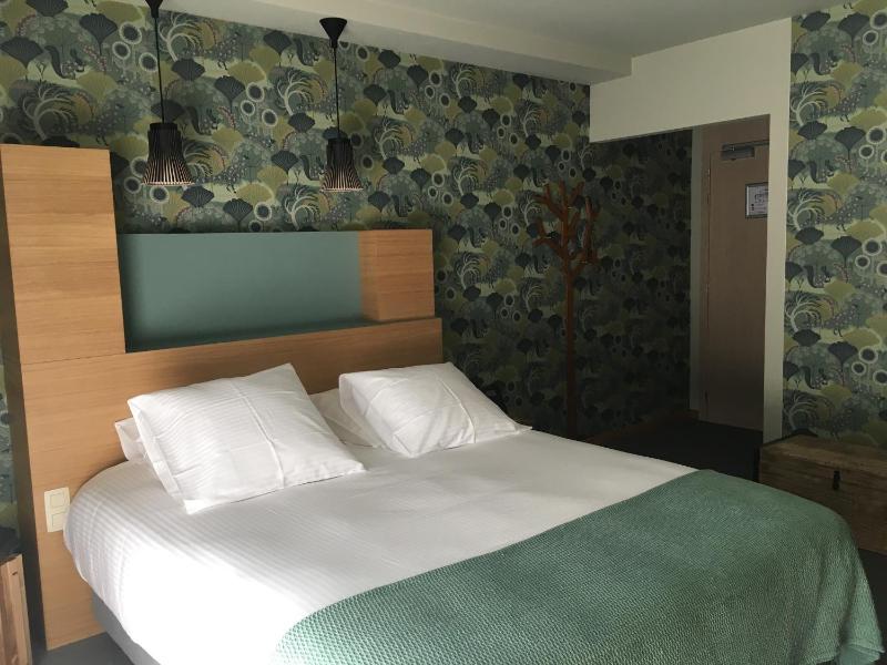 Double Room with Balcony image 3