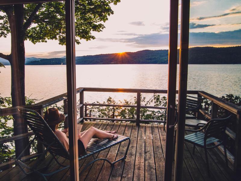 One-Bedroom Cottage with Lake View  image 3