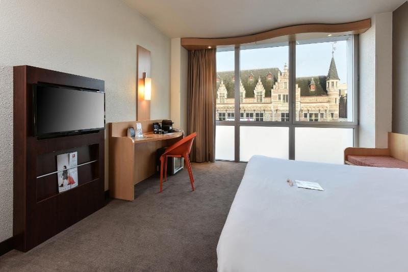Premium Queen Room with City View image 4