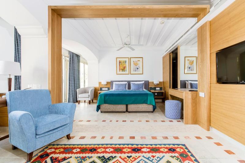 Executive Suite with Inland View image 1