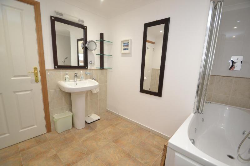 Three-Bedroom Bungalow image 4