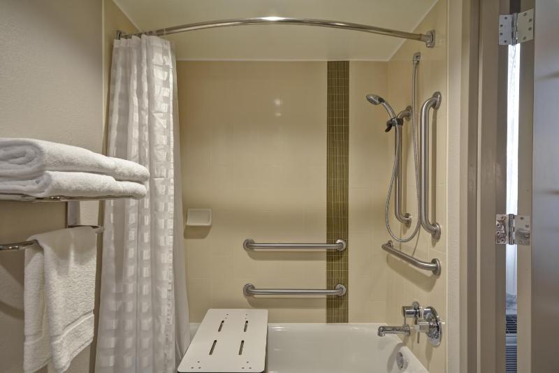 Double Room with Two Double Beds and Accessible Tub - Disability Access image 2