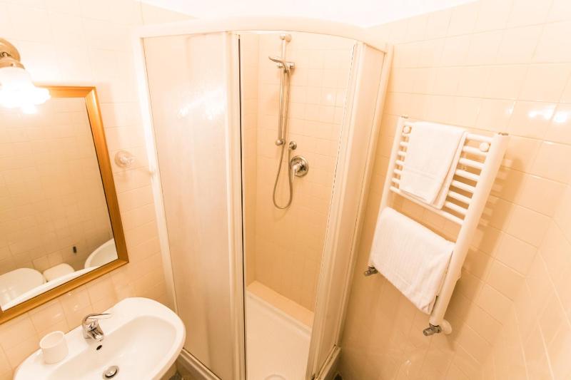 Double or Twin Room image 3