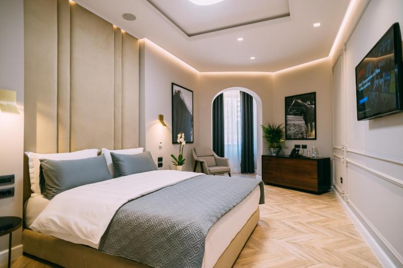 Deluxe Queen Room image 3