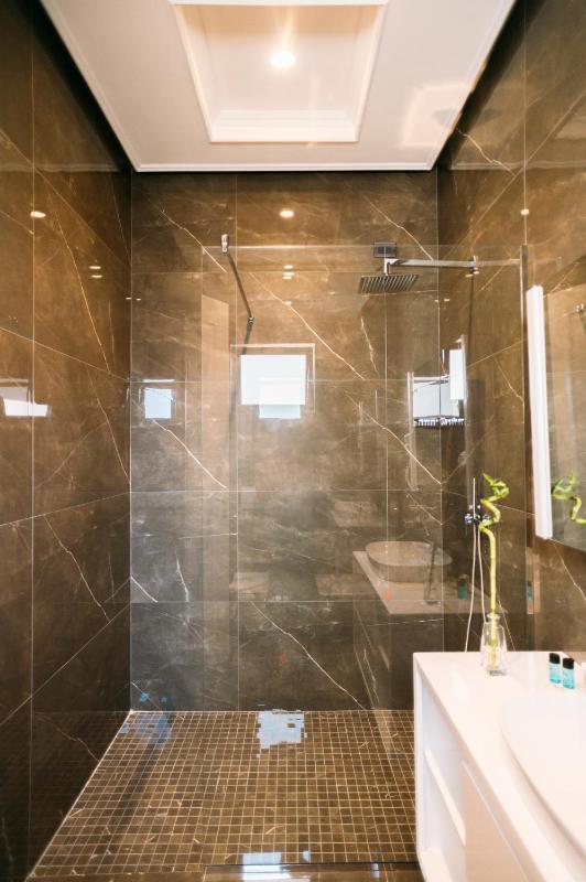 Deluxe Double or Twin Room image 4