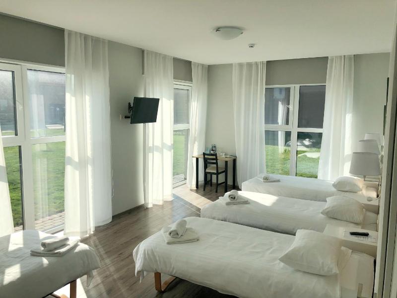 Standard Twin Room image 4