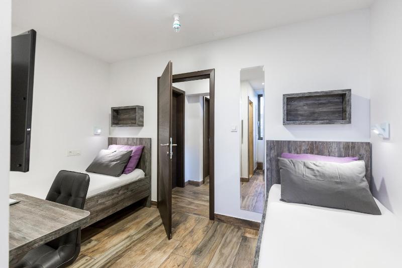 Standard Twin Room image 3