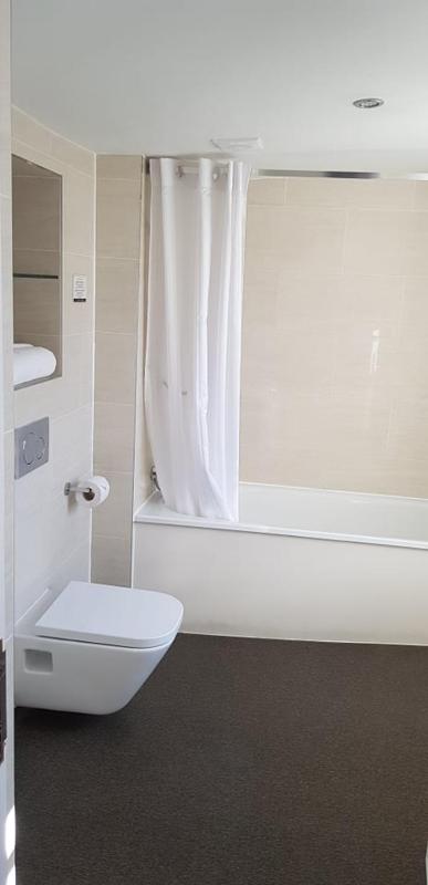 Twin Room image 4