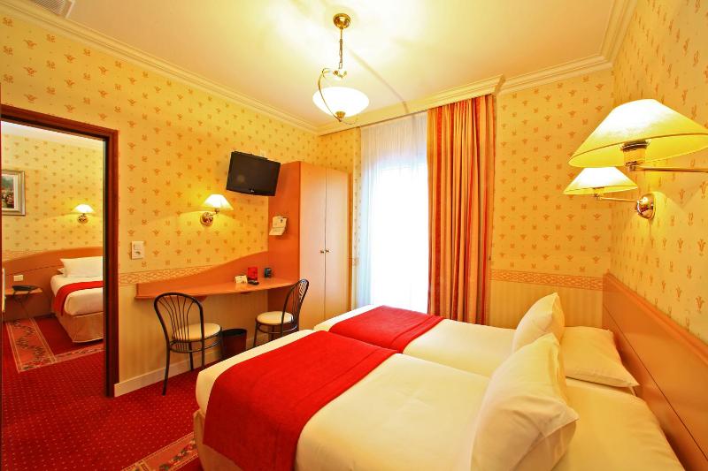 Superior Twin or Double Room image 4