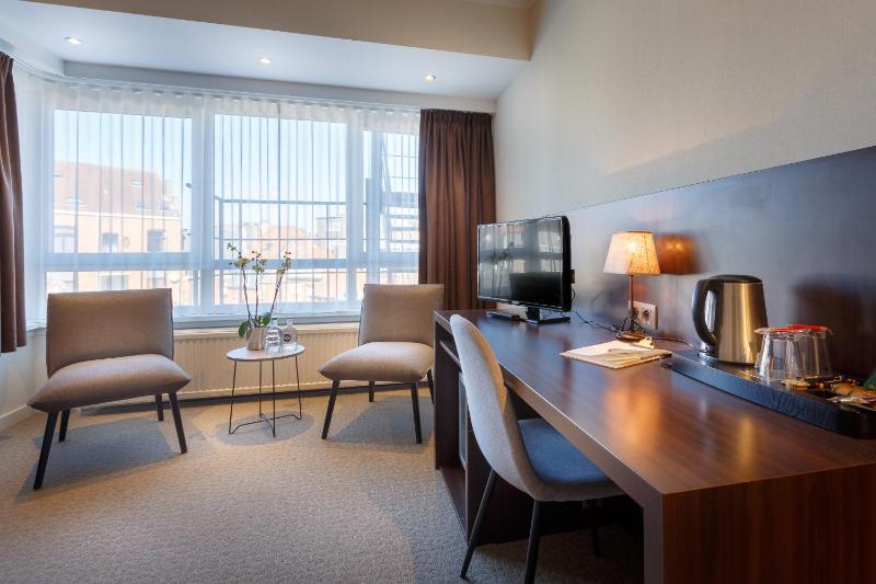 Standard Twin Room image 3