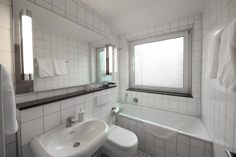 Standard Double Room image 3