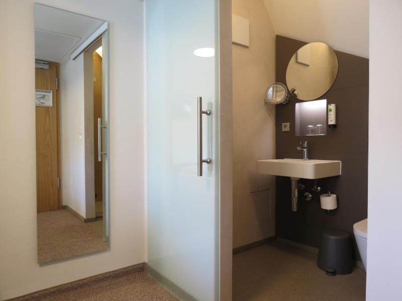Economy Double Room image 2