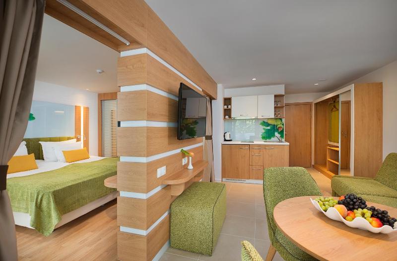 Standard Studio with Balcony ( 2 Adults + 2 Children) - Free Parking and Beach Access image 2